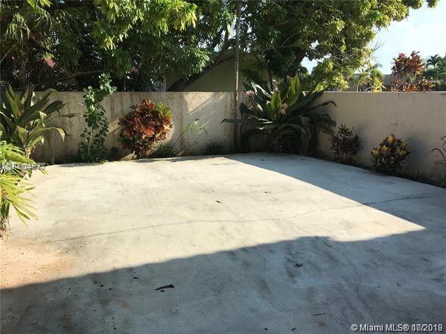 BRIAR BAY TOWNHOUSE ESTAT - Residential Lease