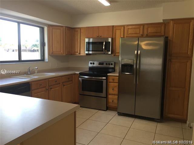 BRIAR BAY TOWNHOUSE ESTAT - Residential Lease