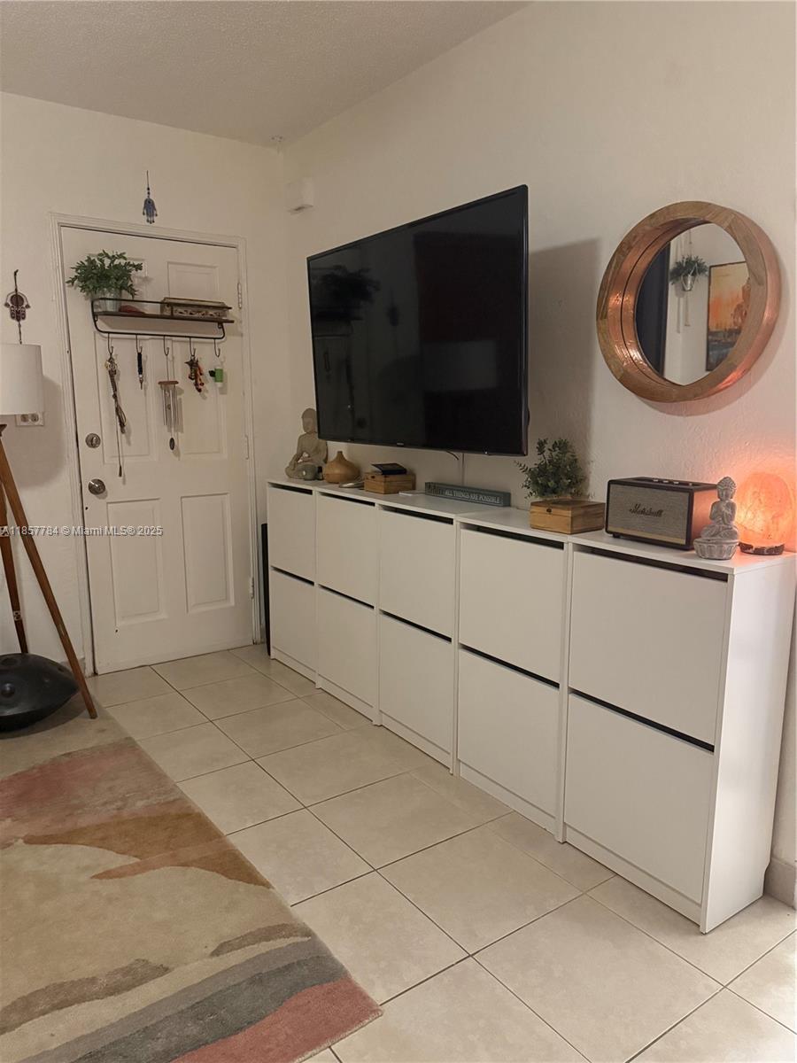 Unit 1 is an ideal unit for anyone looking to live centrically. This 2-bedroom, 1-bathroom unit is within walking distance of area parks (i.e., Stillwater Park and Crespi Park), restaurants, supermarkets, shopping centers, gas stations, and more. What's more, the unit is a short distance from the Beaches.