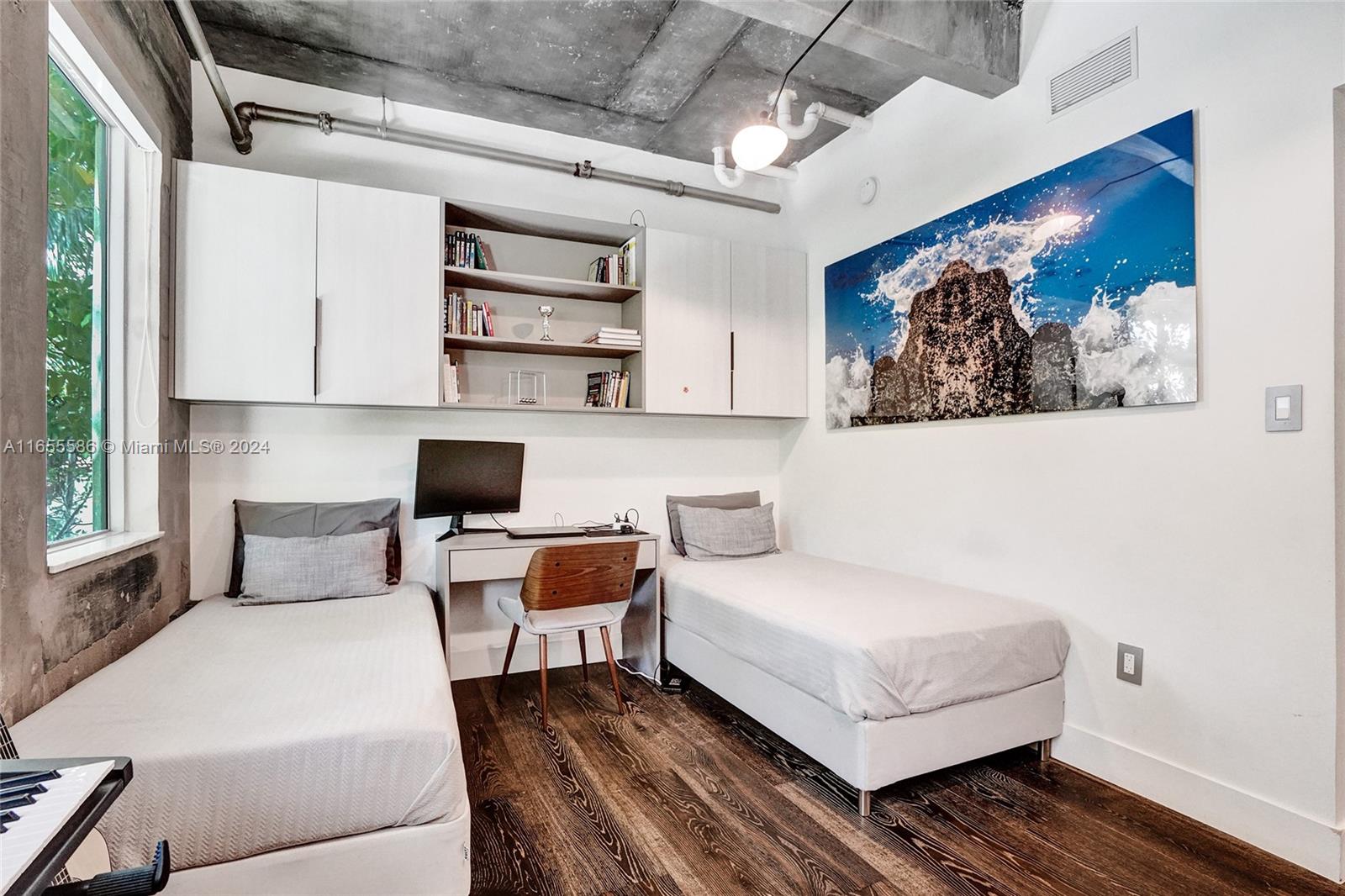 EL CYCLON CONDO - Residential
