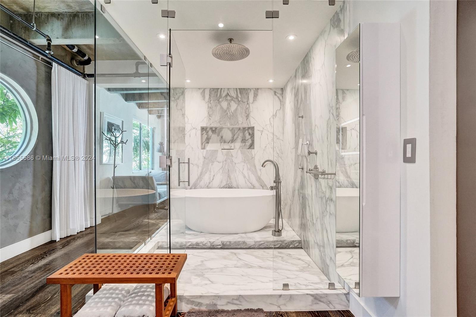EL CYCLON CONDO - Residential
