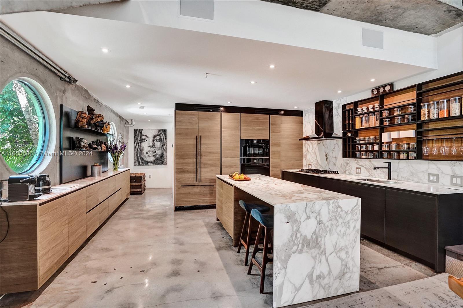 EL CYCLON CONDO - Residential