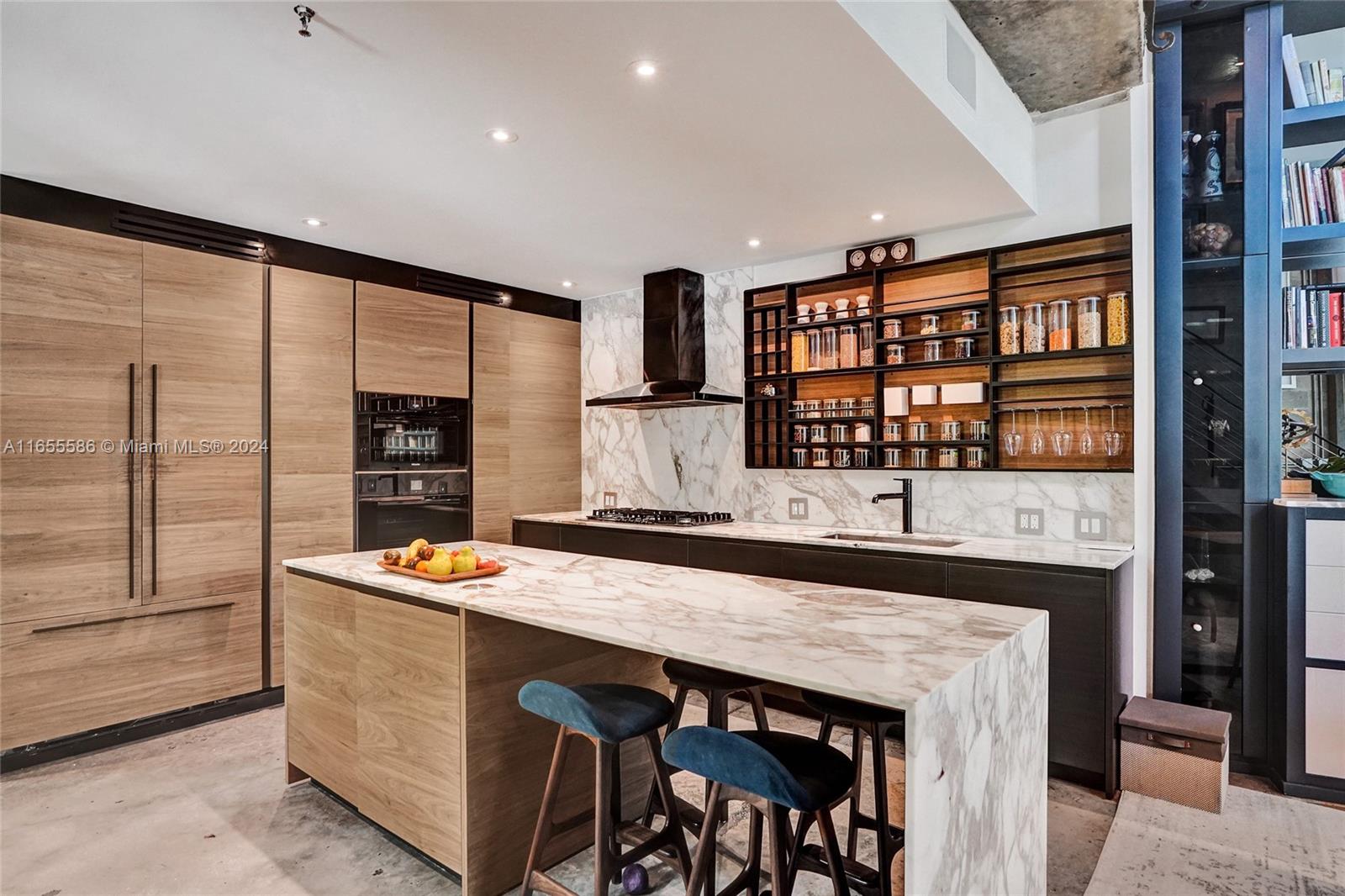 EL CYCLON CONDO - Residential