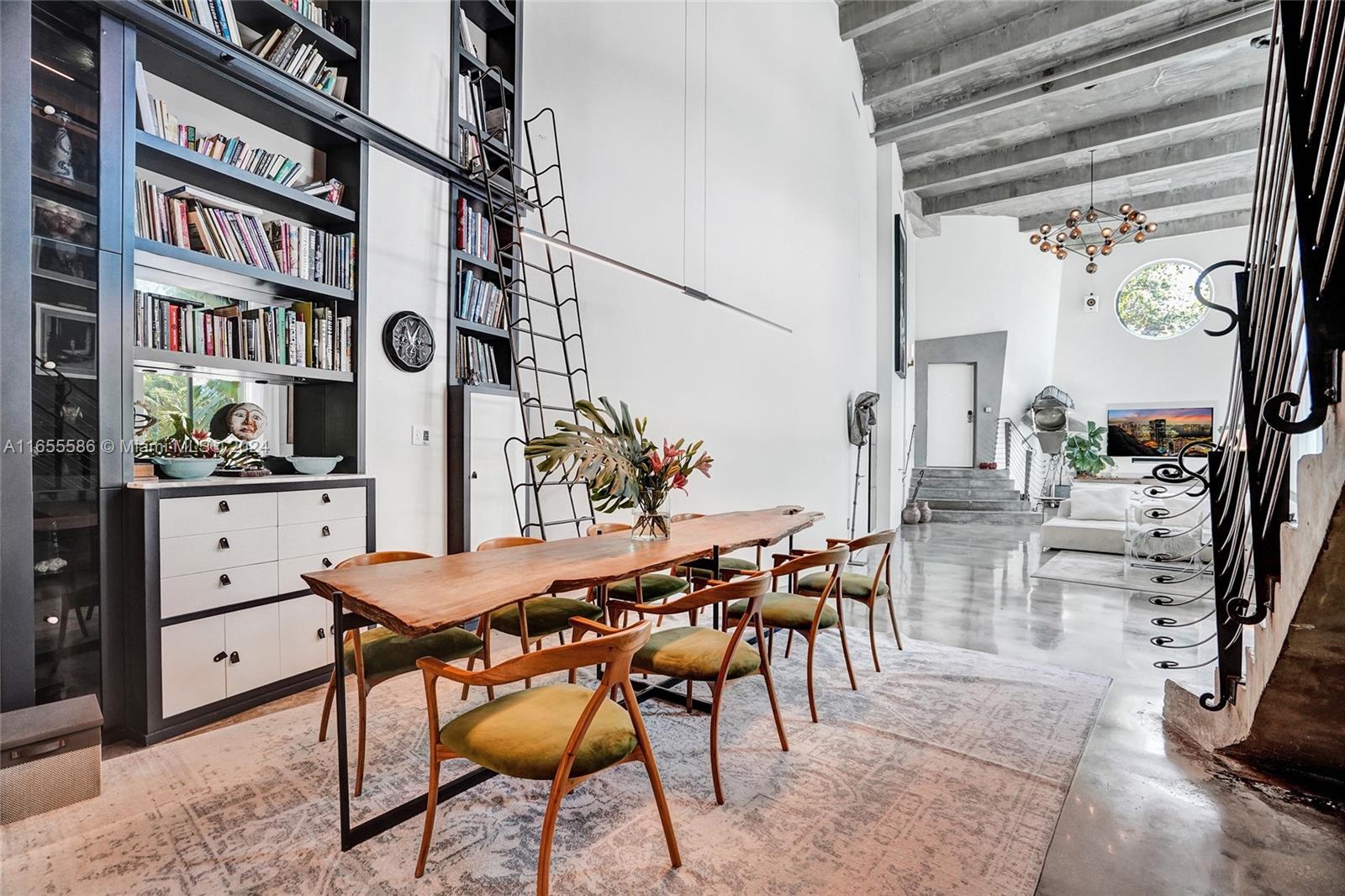 EL CYCLON CONDO - Residential