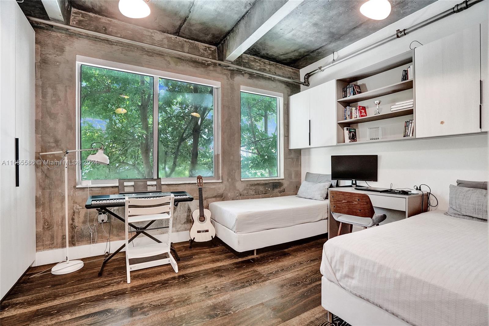 EL CYCLON CONDO - Residential