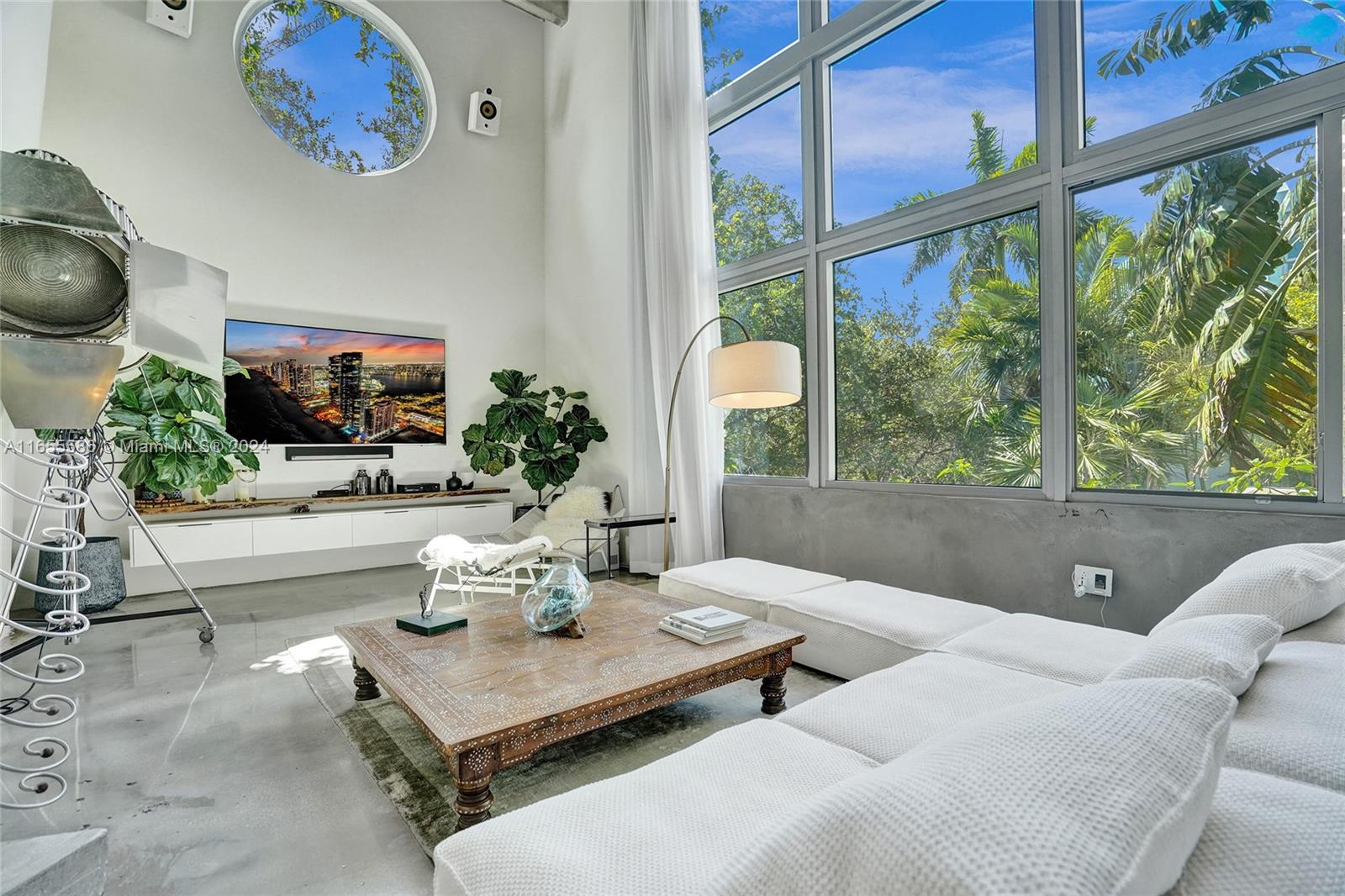 EL CYCLON CONDO - Residential