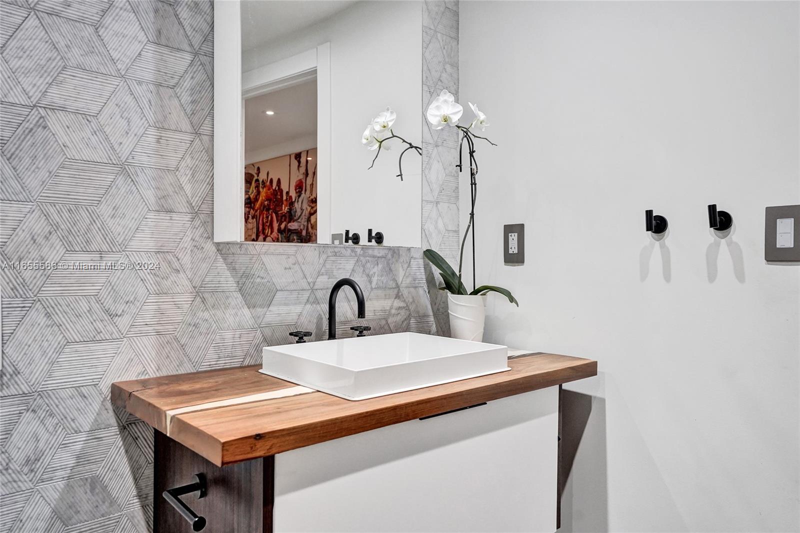 EL CYCLON CONDO - Residential