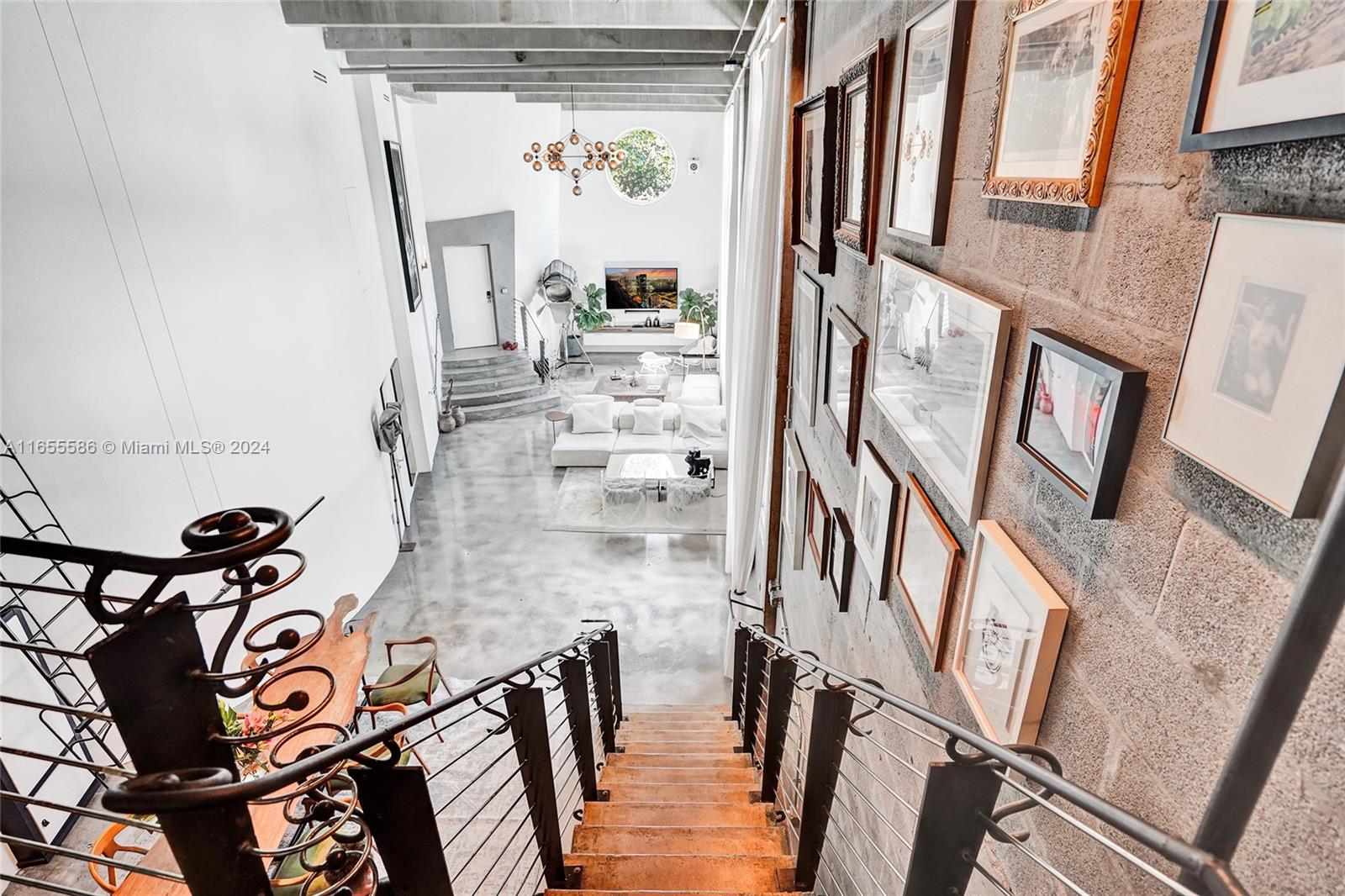 EL CYCLON CONDO - Residential