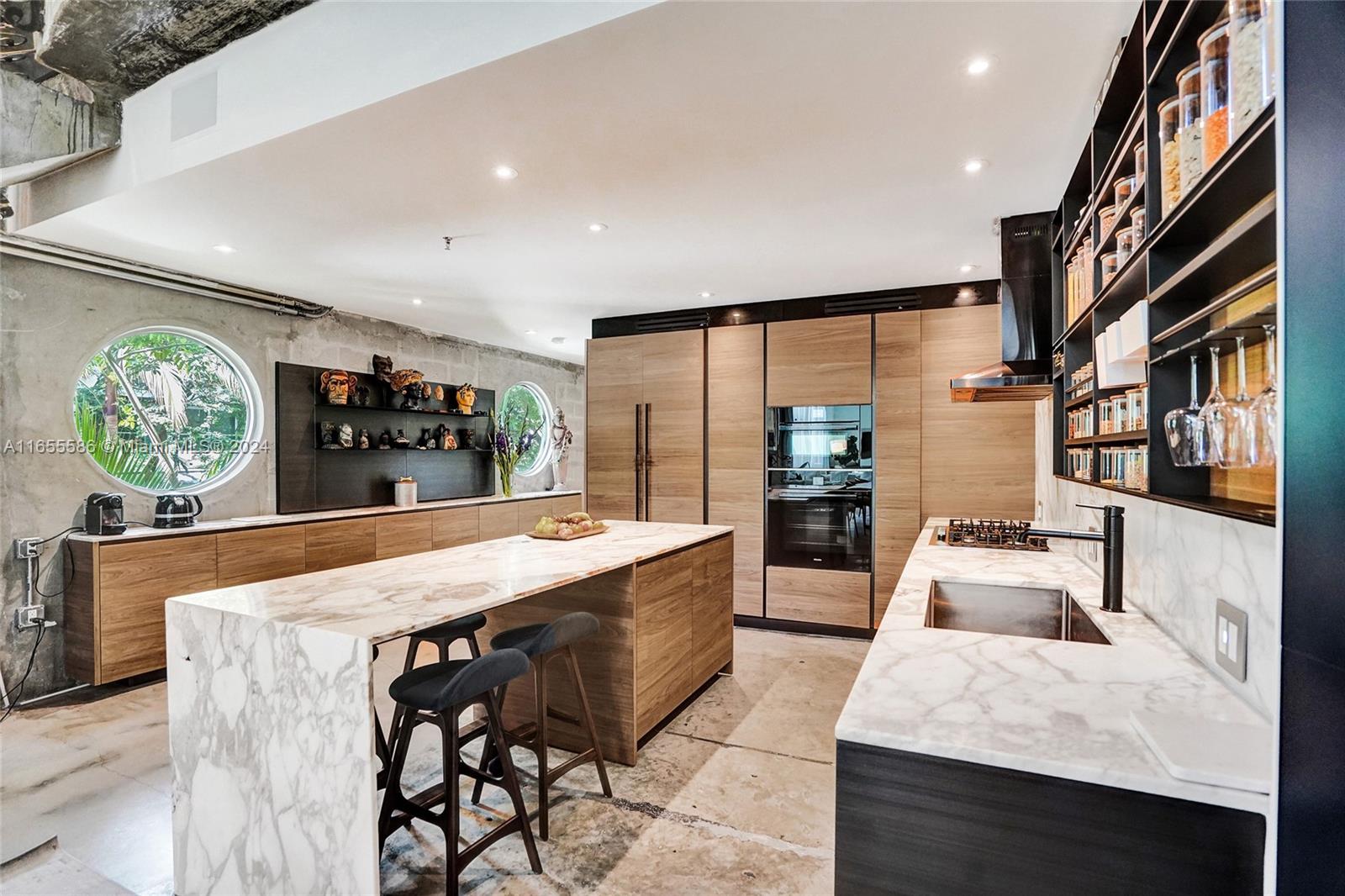 EL CYCLON CONDO - Residential