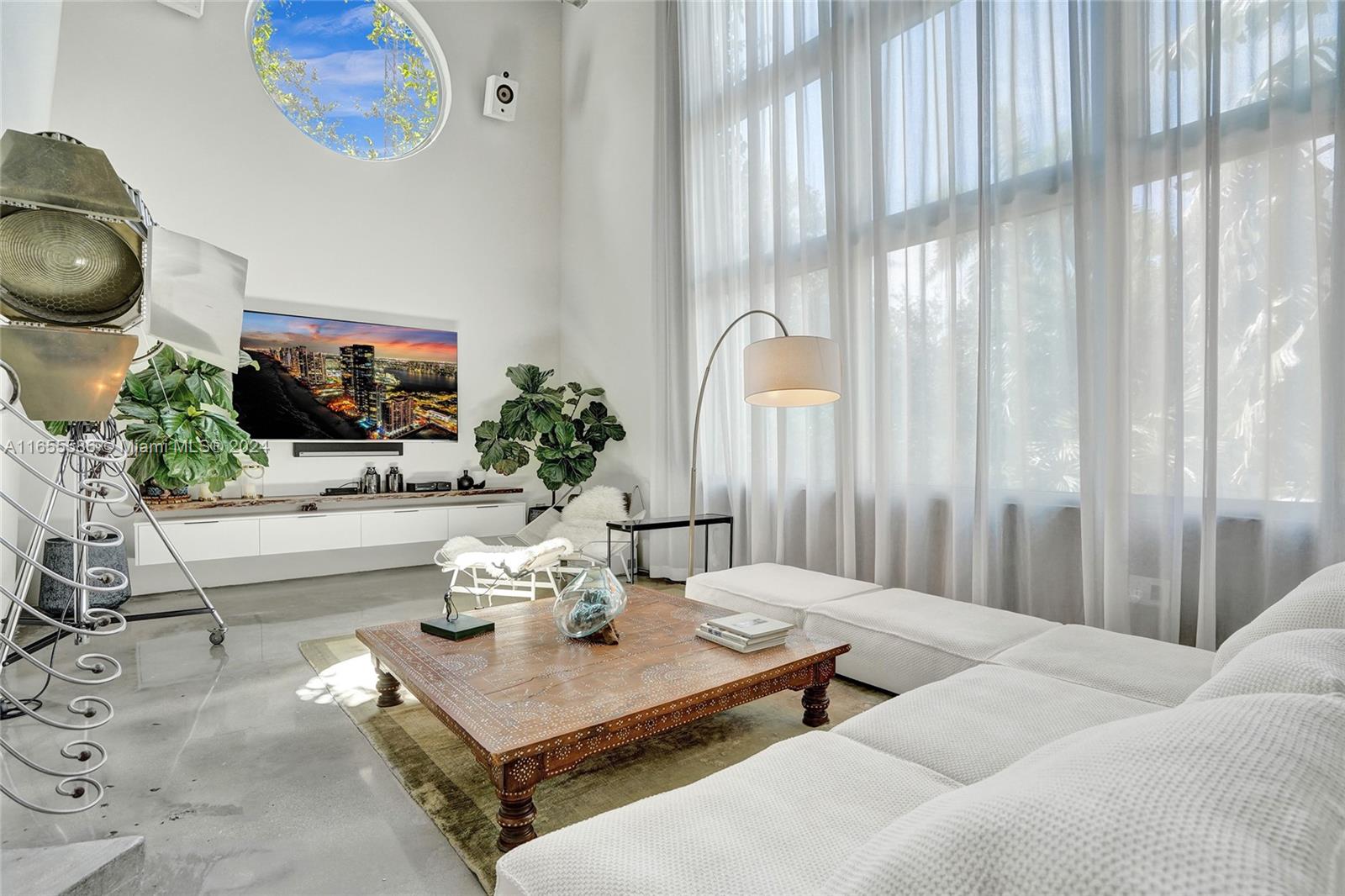 EL CYCLON CONDO - Residential