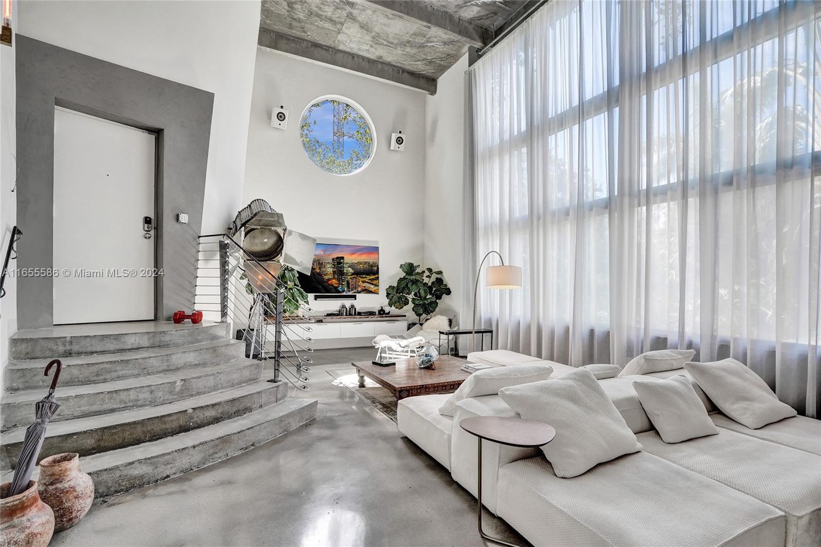 EL CYCLON CONDO - Residential