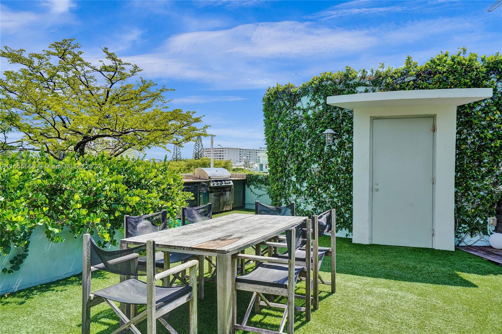 EL CYCLON CONDO - Residential