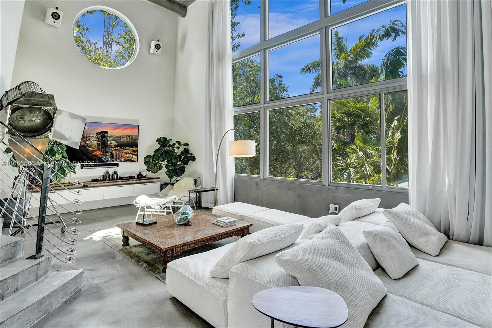 EL CYCLON CONDO - Residential