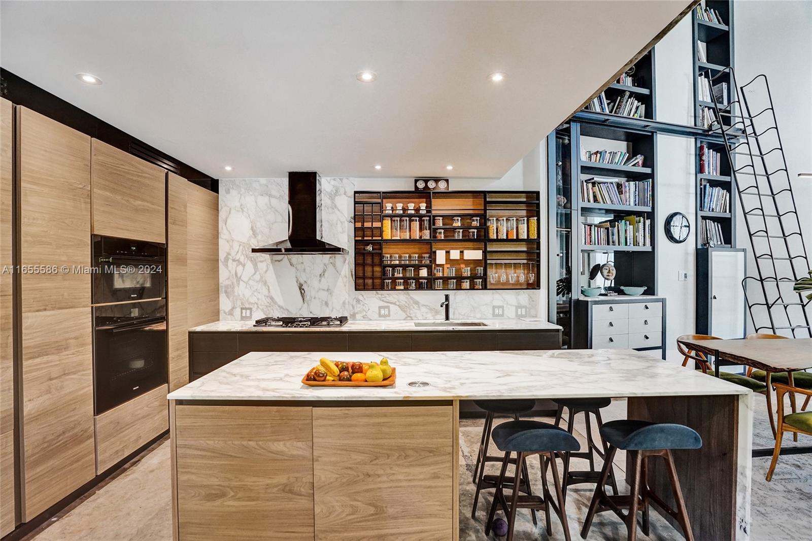 EL CYCLON CONDO - Residential