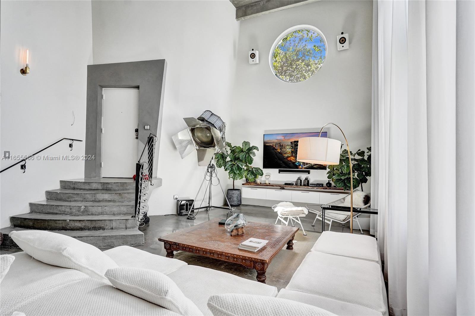 EL CYCLON CONDO - Residential