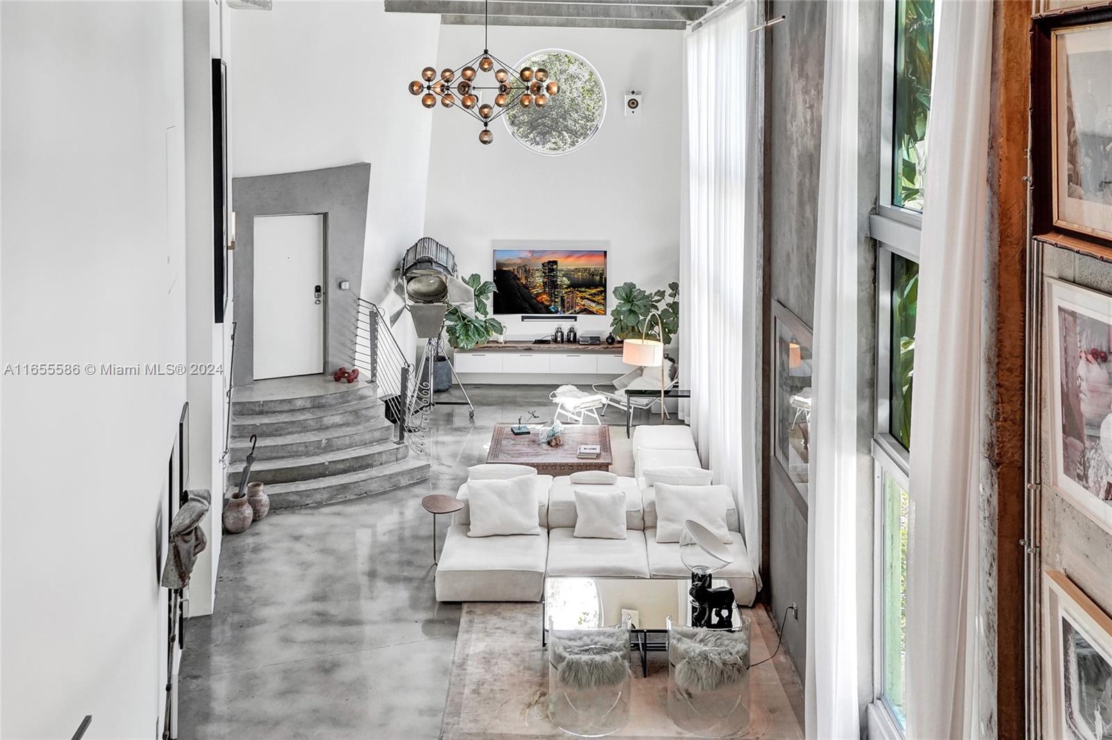 EL CYCLON CONDO - Residential