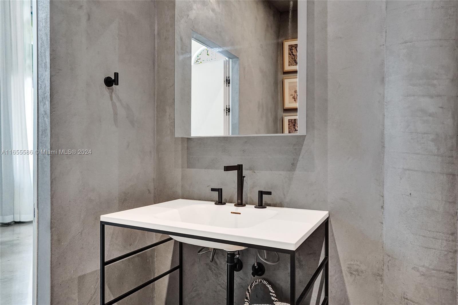 EL CYCLON CONDO - Residential