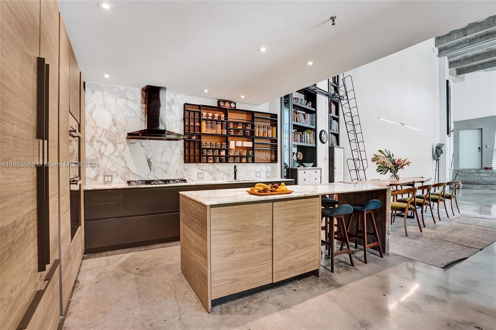 EL CYCLON CONDO - Residential