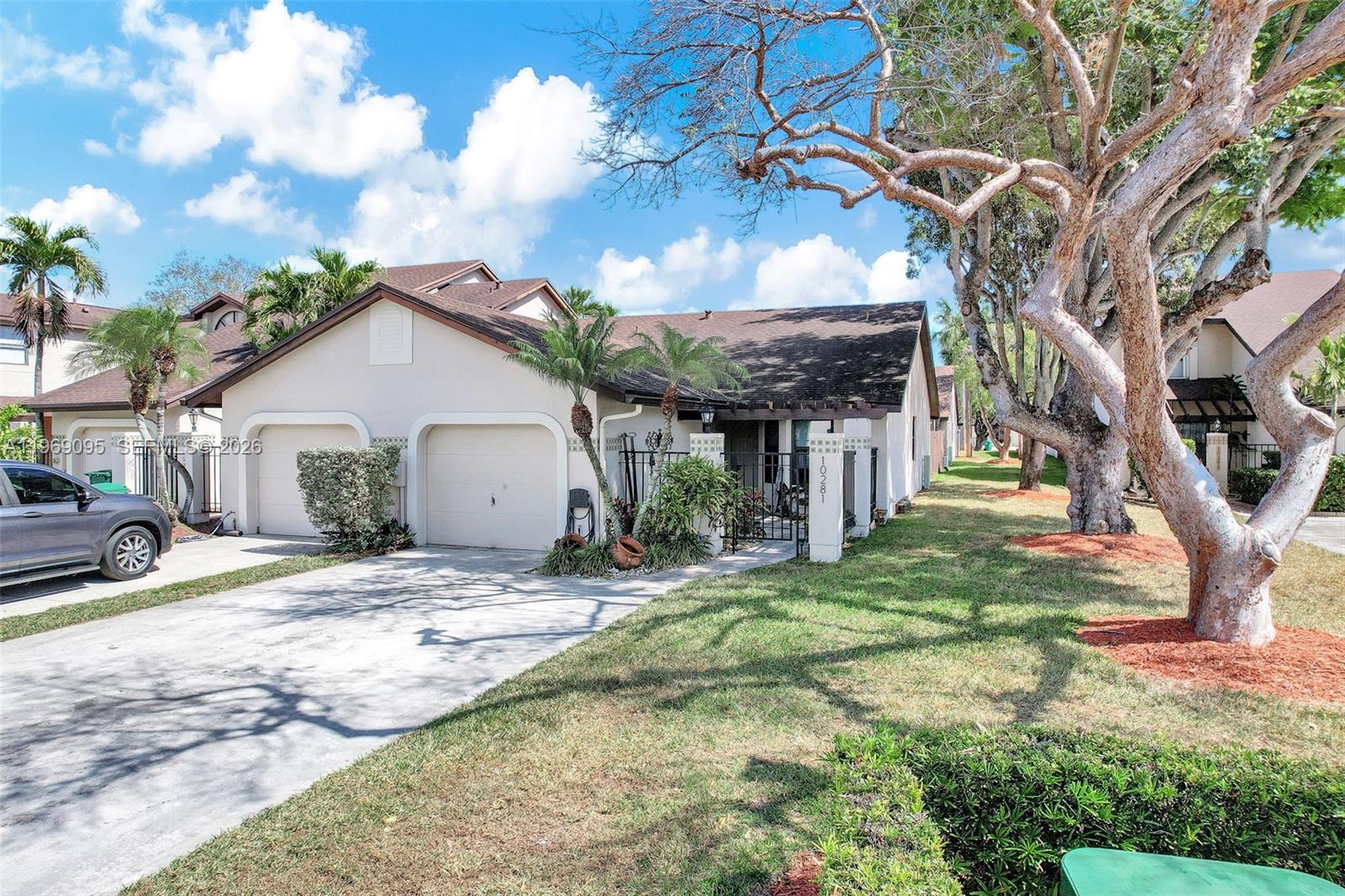 VALENCIA TOWNHOMES - Residential