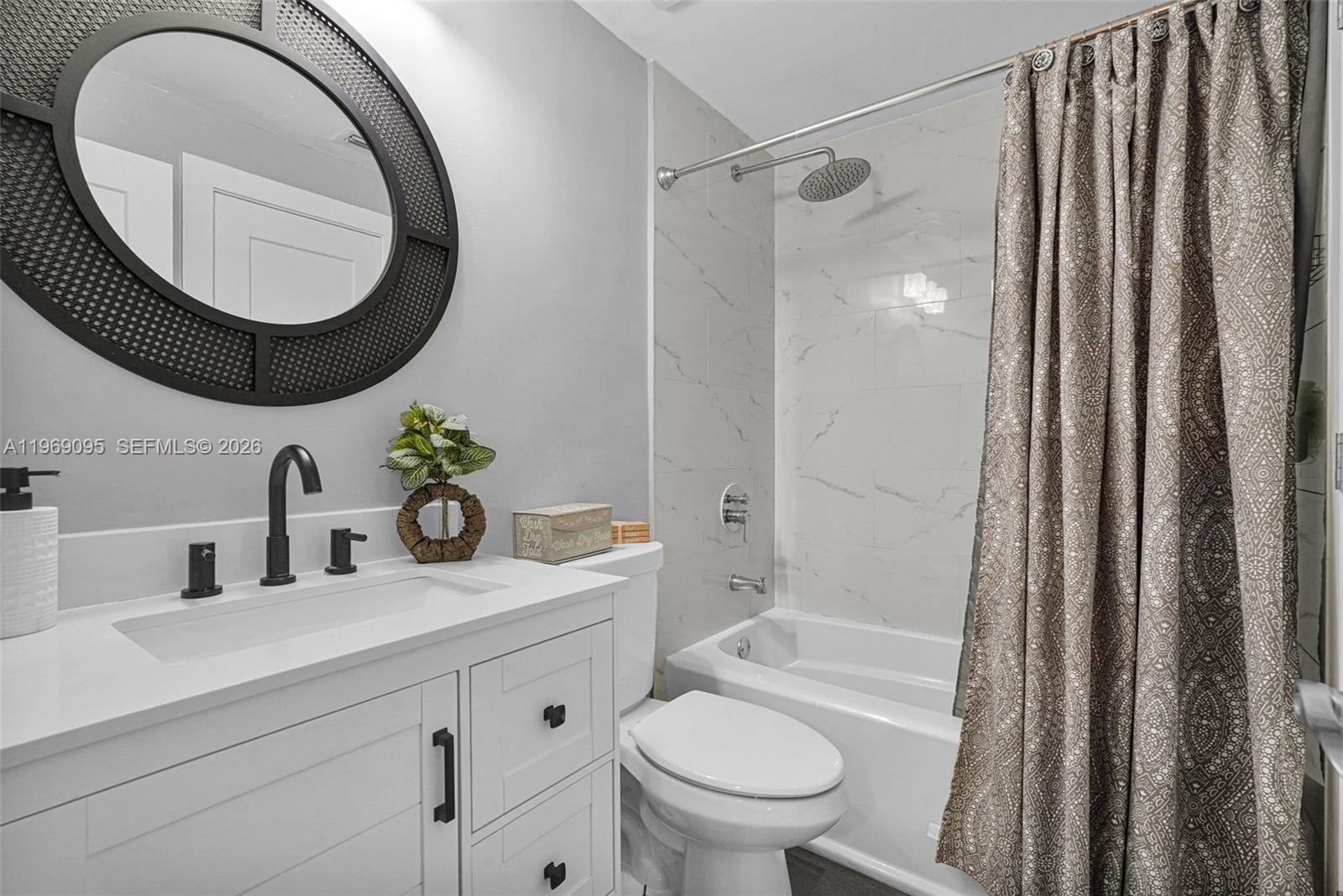 VALENCIA TOWNHOMES - Residential