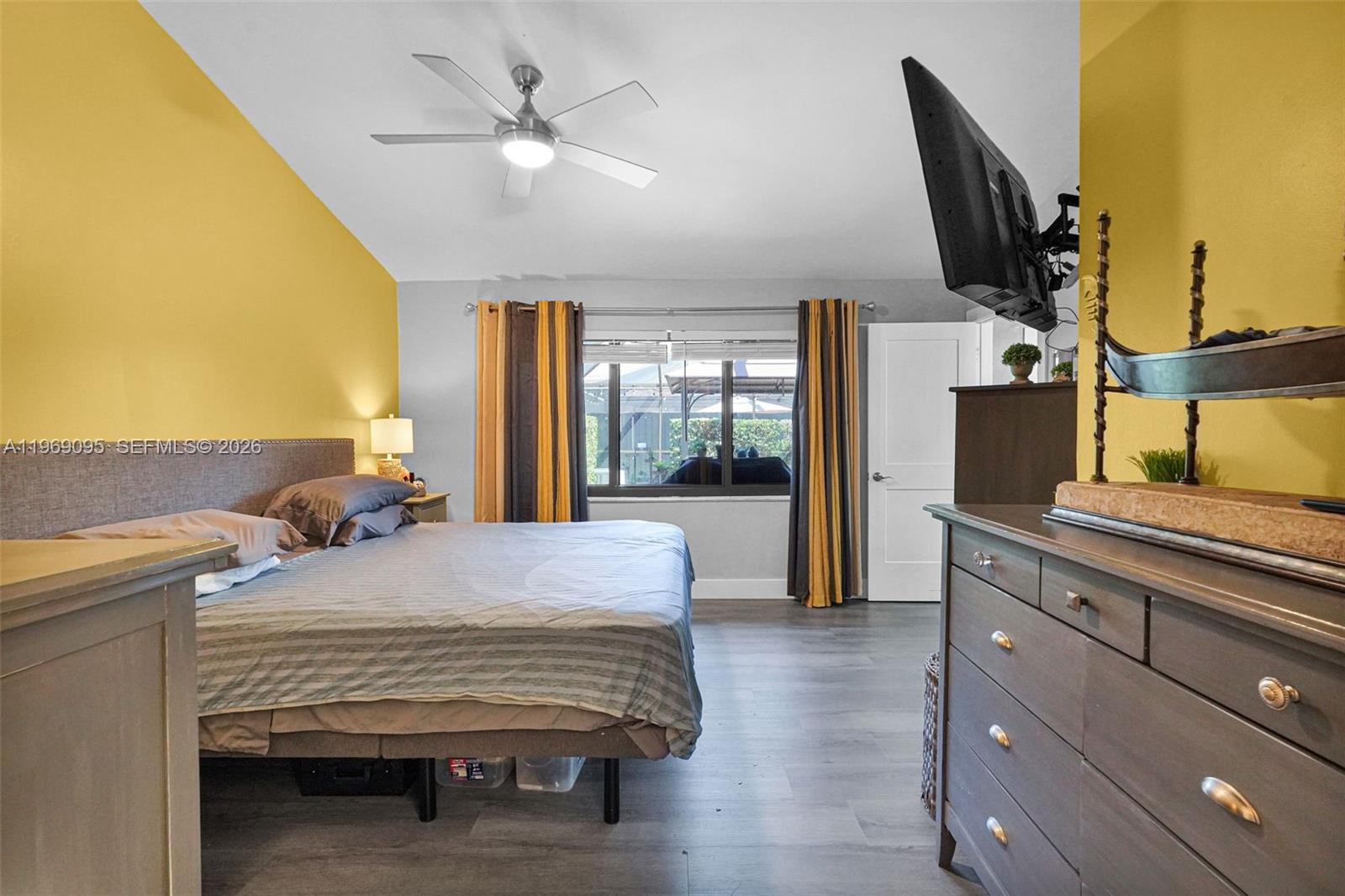 VALENCIA TOWNHOMES - Residential