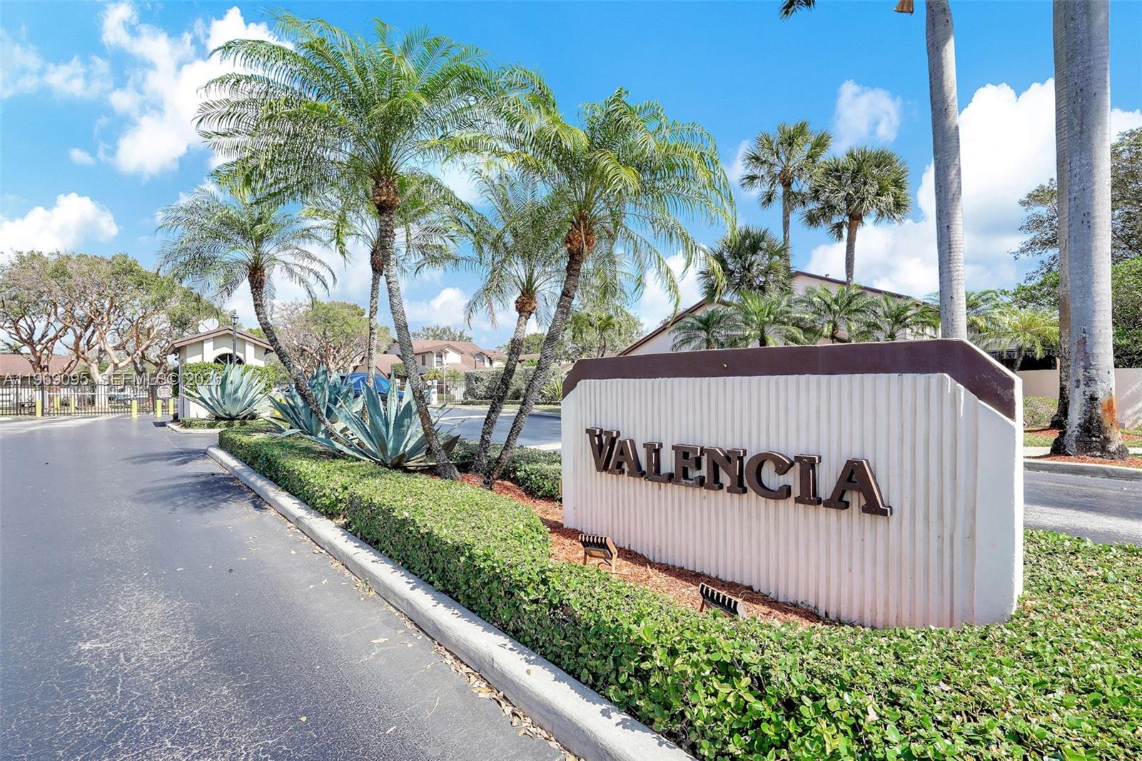 VALENCIA TOWNHOMES - Residential