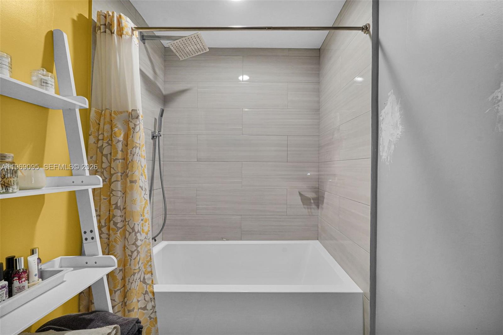 VALENCIA TOWNHOMES - Residential