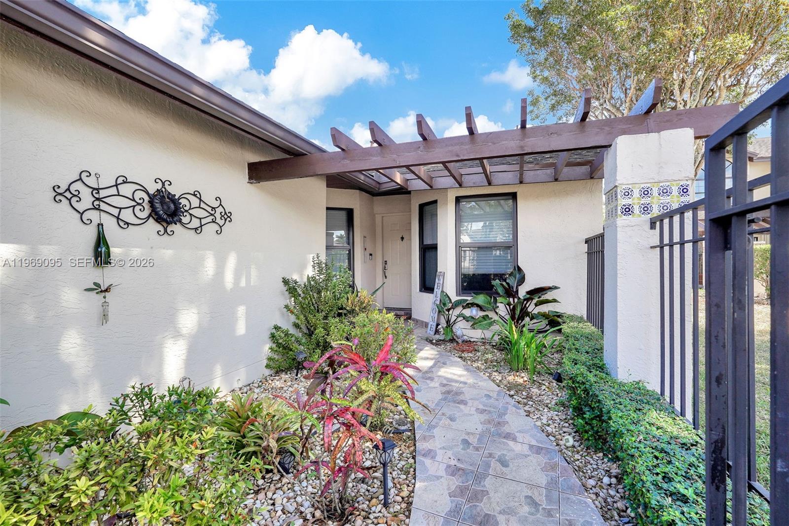 VALENCIA TOWNHOMES - Residential