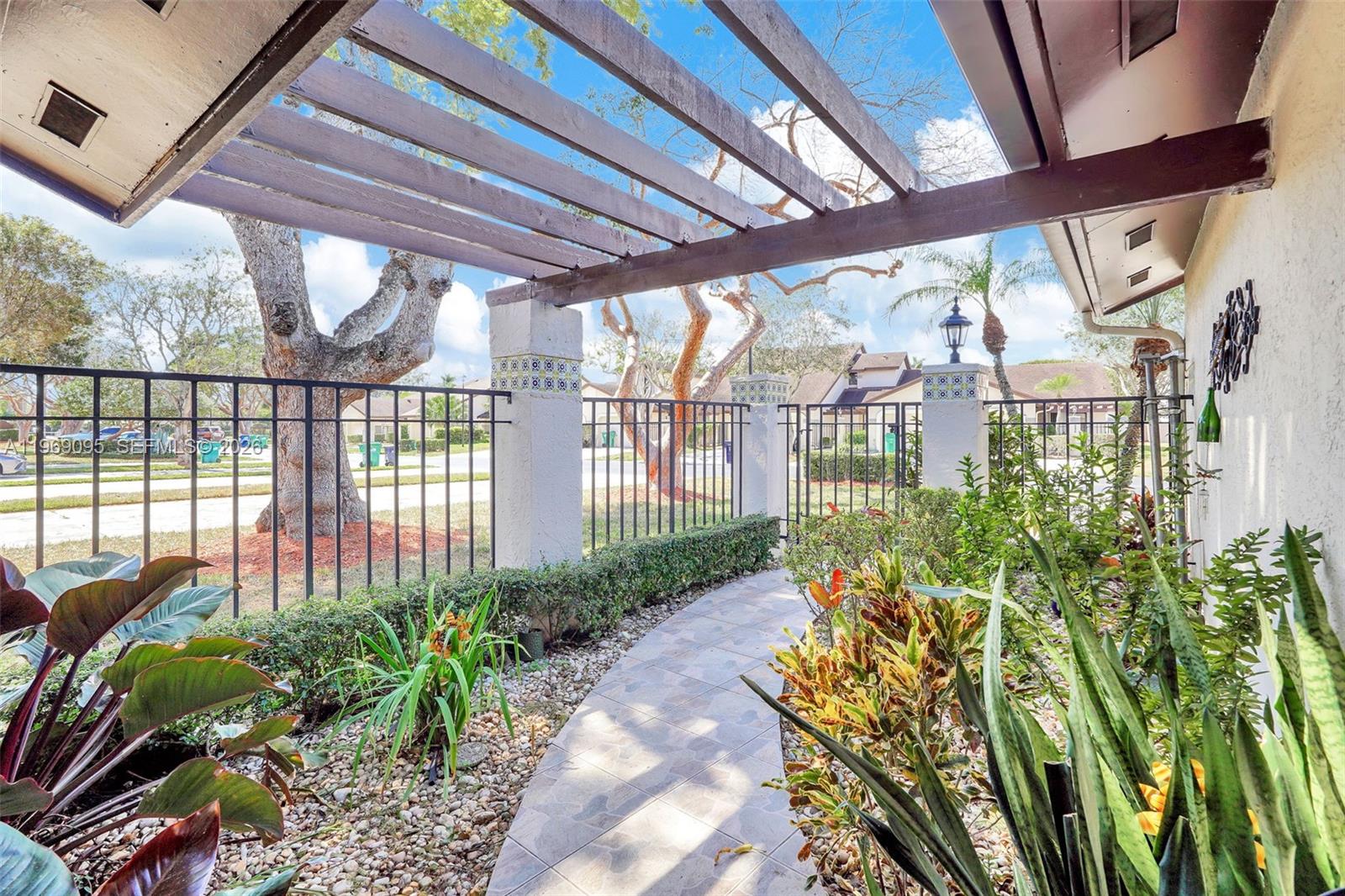 VALENCIA TOWNHOMES - Residential