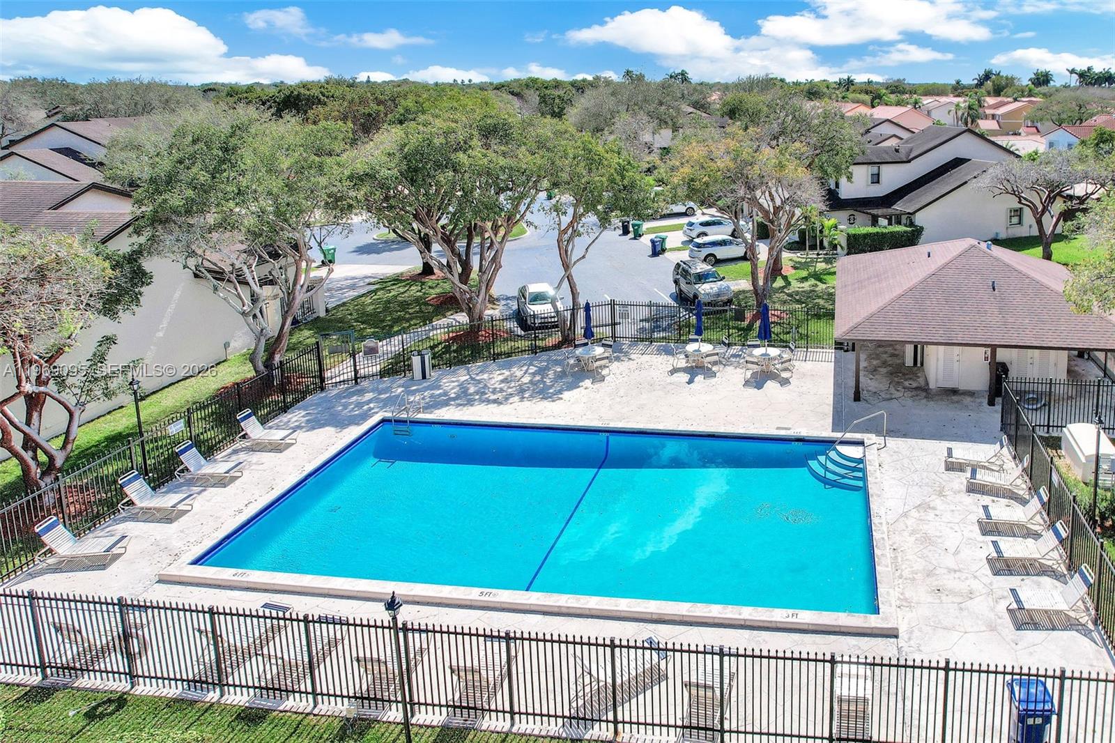 VALENCIA TOWNHOMES - Residential