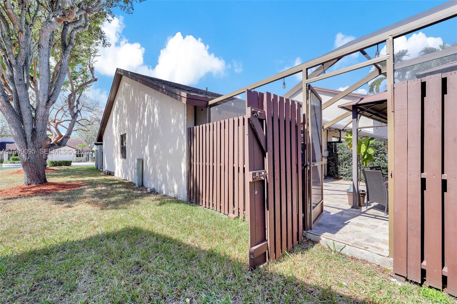 VALENCIA TOWNHOMES - Residential