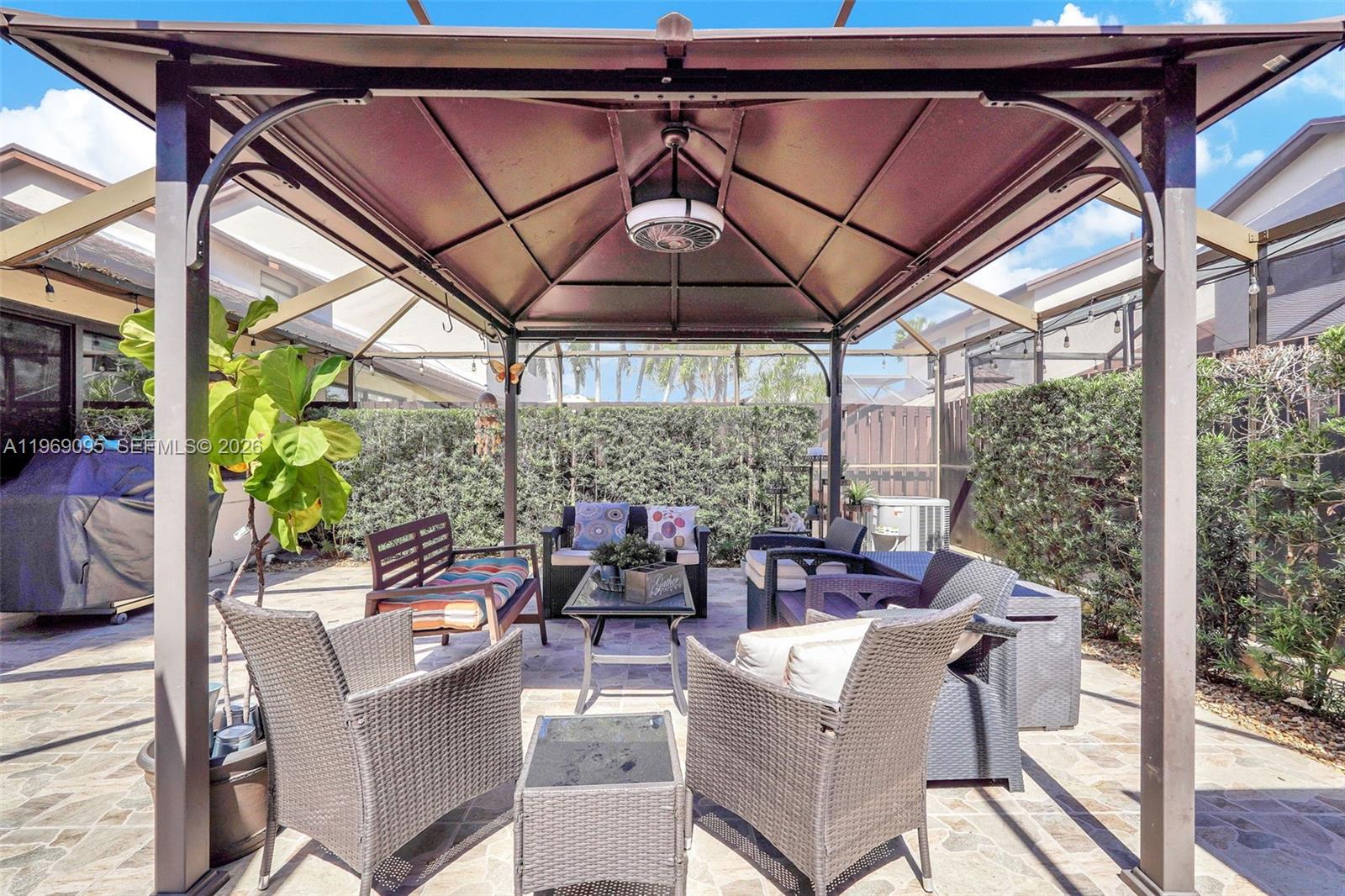 VALENCIA TOWNHOMES - Residential