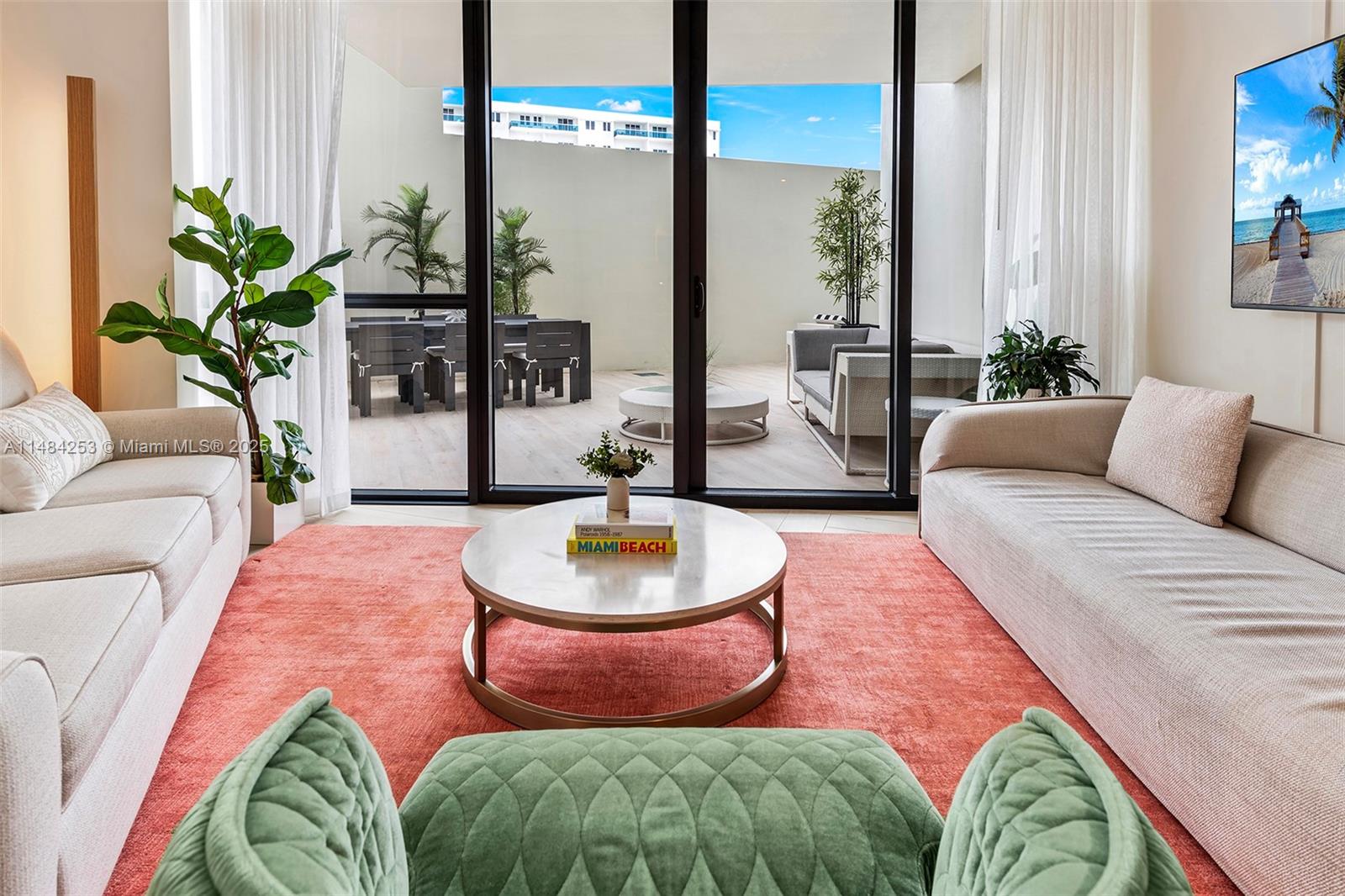 2201 Collins Ave 711