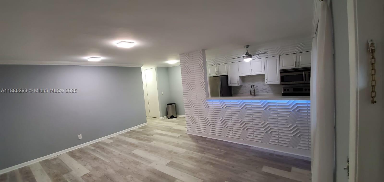 Very cozy unit, great location, the unit has vinyl floor, stein still appliances, move in ready!
Call listing agent