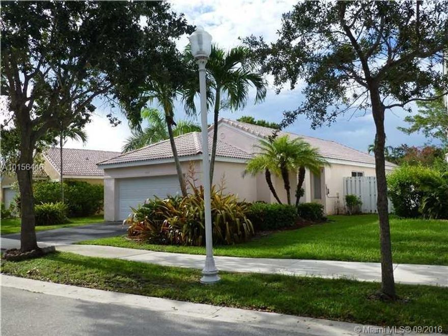 PRICED TO SELL!! EXCELLENT CONDITION READY-TO-MOVE-IN 3 BED/2 BATH HOME. WALKING DISTANCE TO SHOPPING PLAZA AND A+ SCHOOLS. TRANQUIL, MONITORED COMPLEX WITH COMMUNITY POOL AND PARKS - GREAT FOR KIDS! BRAND NEW A/C UNIT, NEWLY LAMINATED FLOORS, AND FENCED PATIO. EASY TO SHOW!!!