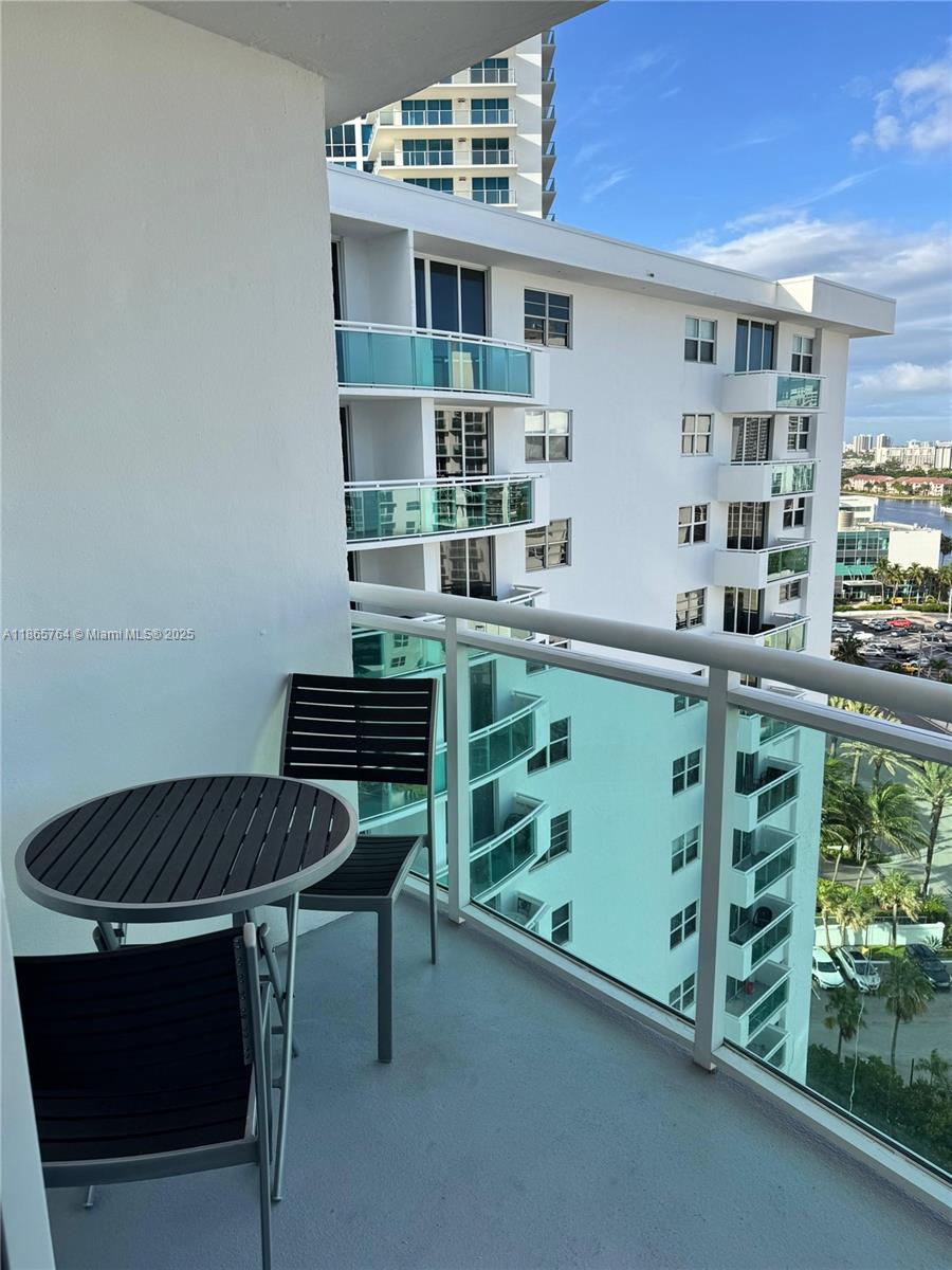 RESIDENCES ON HOLLYWOOD B - Residential Lease