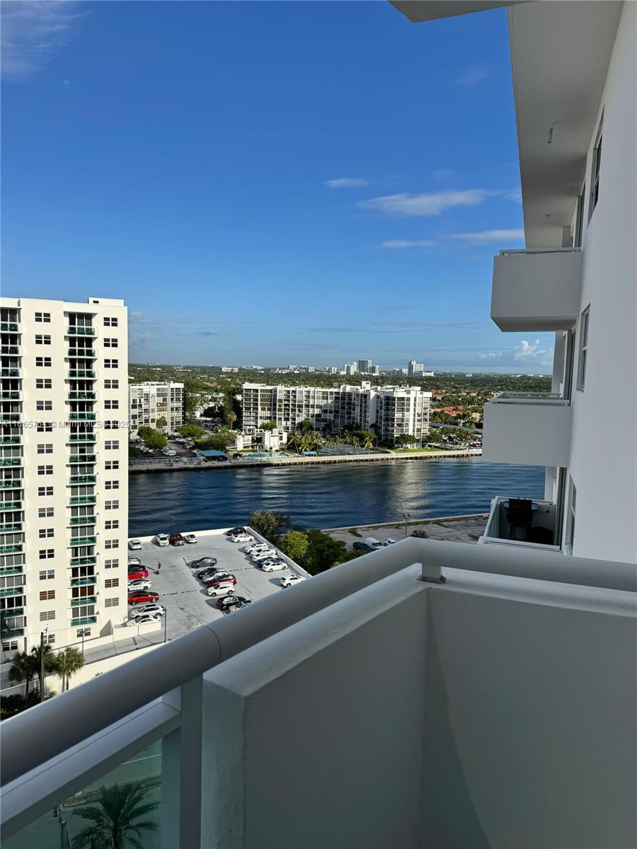 RESIDENCES ON HOLLYWOOD B - Residential Lease