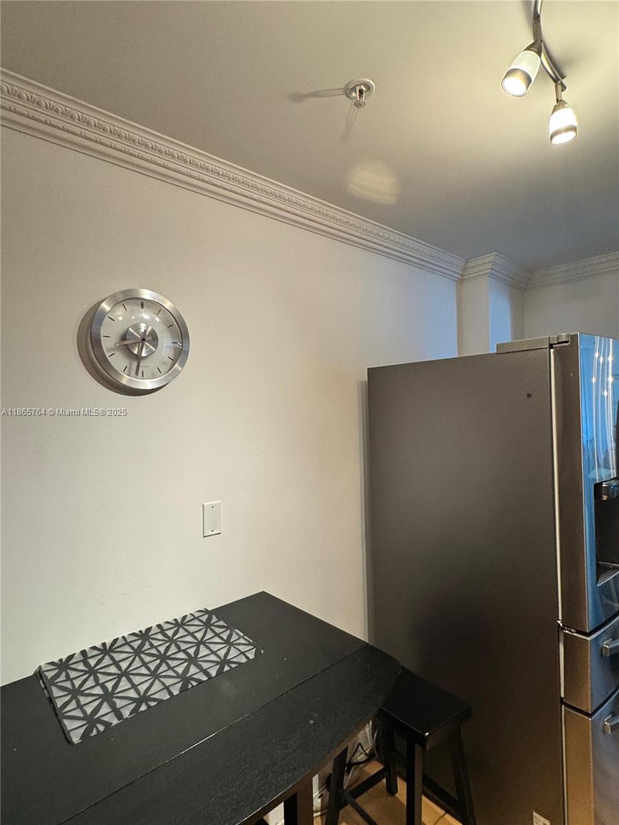 RESIDENCES ON HOLLYWOOD B - Residential Lease