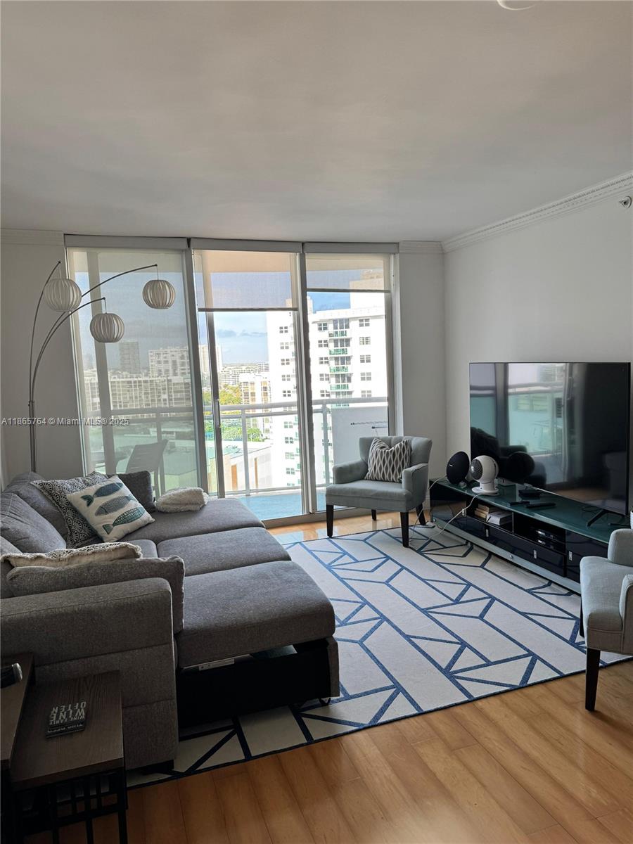 RESIDENCES ON HOLLYWOOD B - Residential Lease