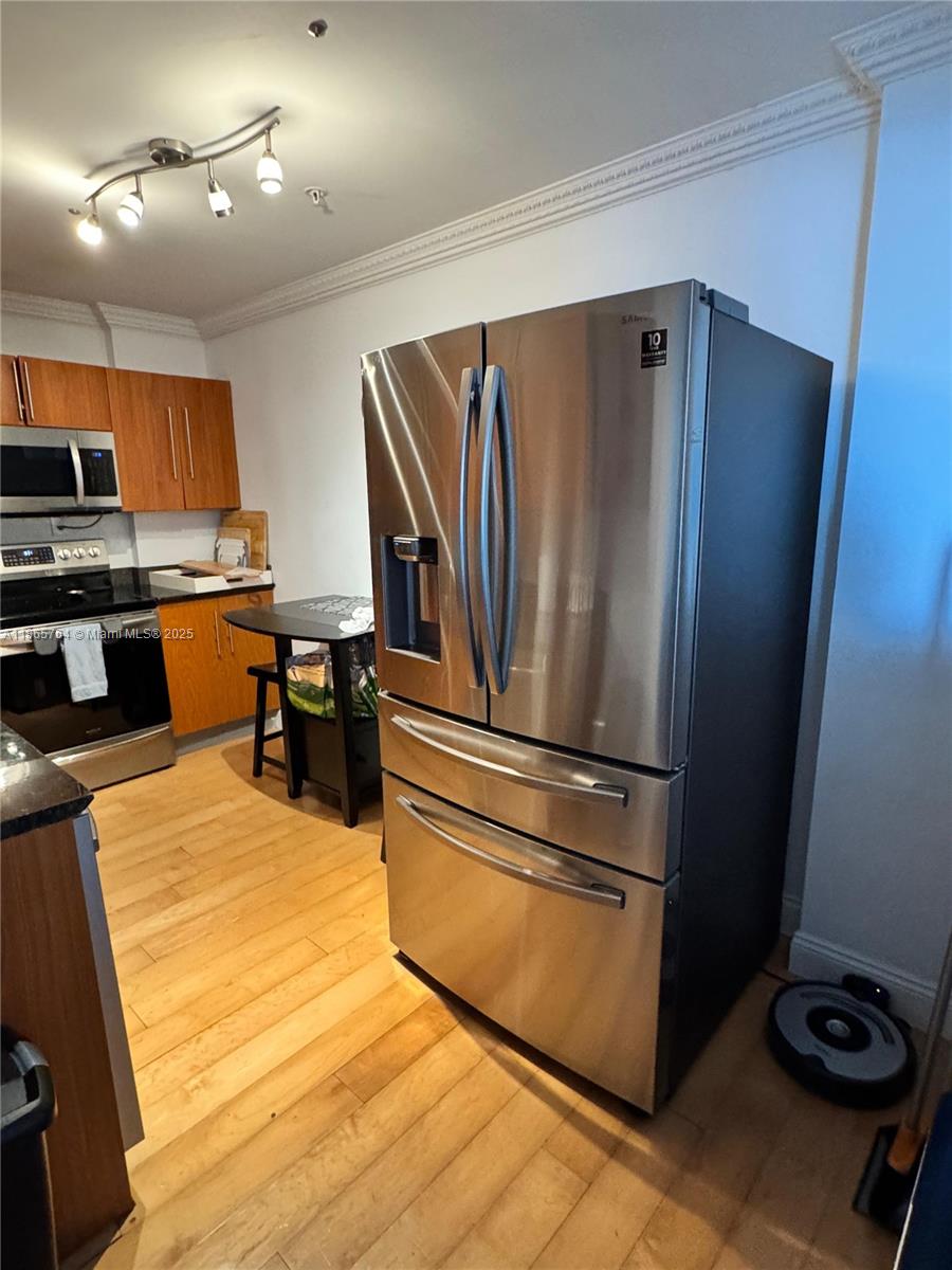 RESIDENCES ON HOLLYWOOD B - Residential Lease