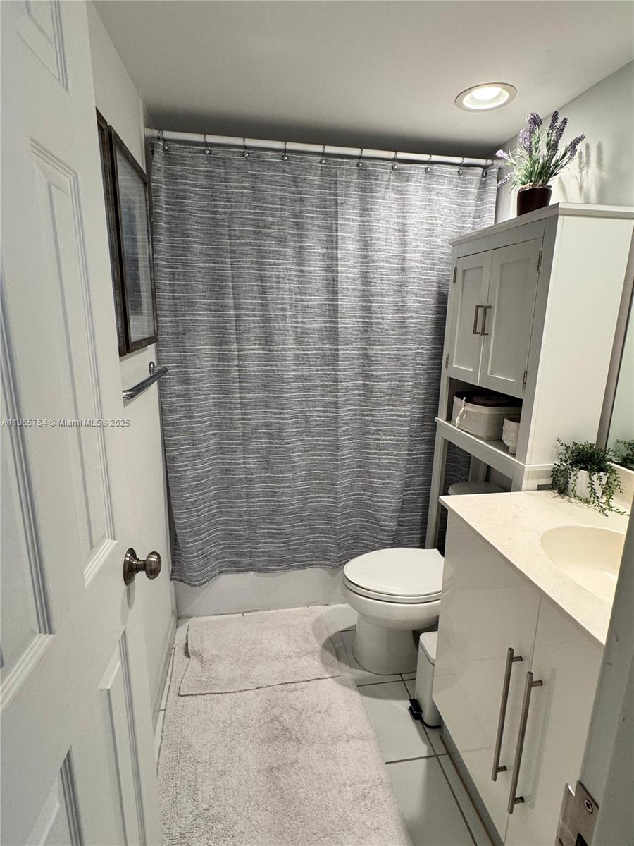 RESIDENCES ON HOLLYWOOD B - Residential Lease