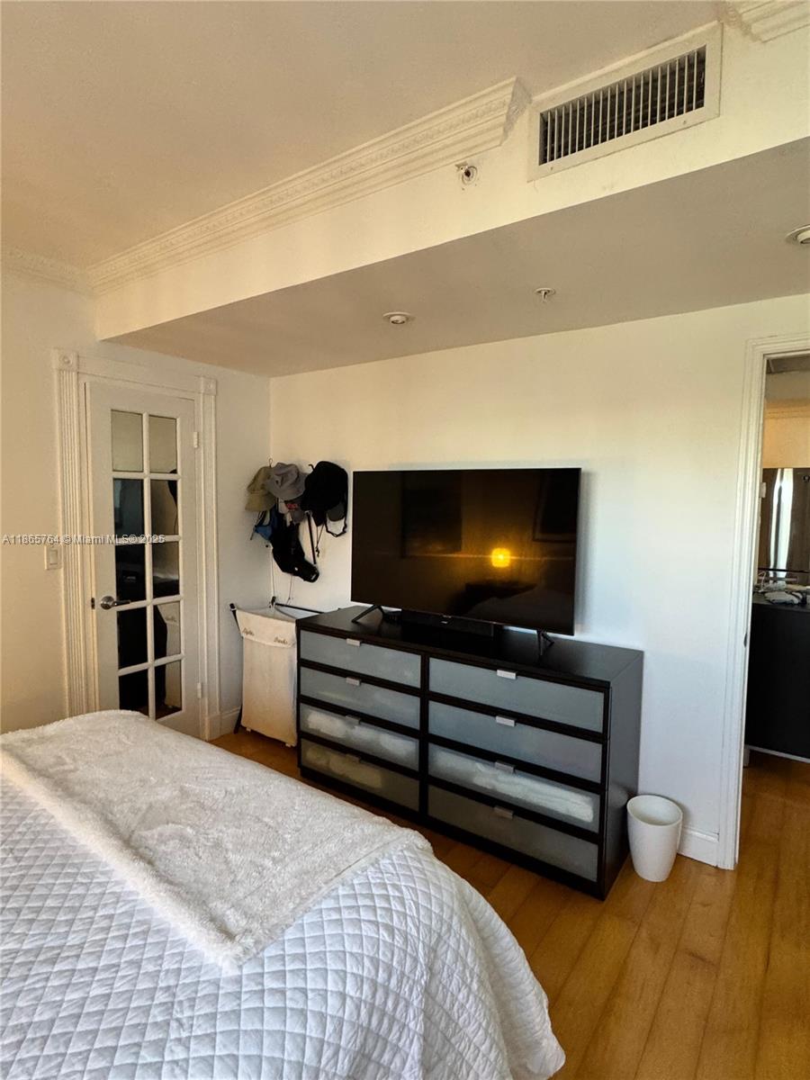 RESIDENCES ON HOLLYWOOD B - Residential Lease