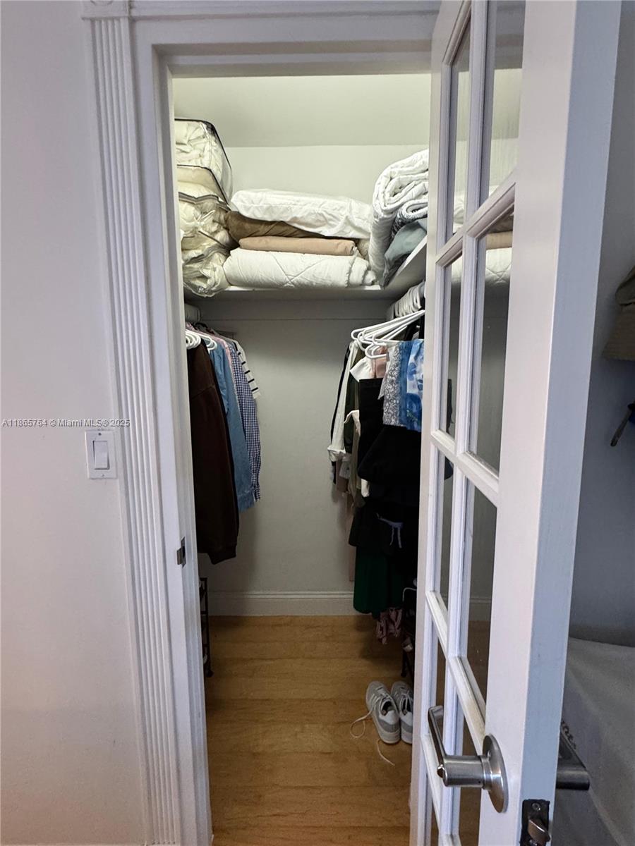 RESIDENCES ON HOLLYWOOD B - Residential Lease