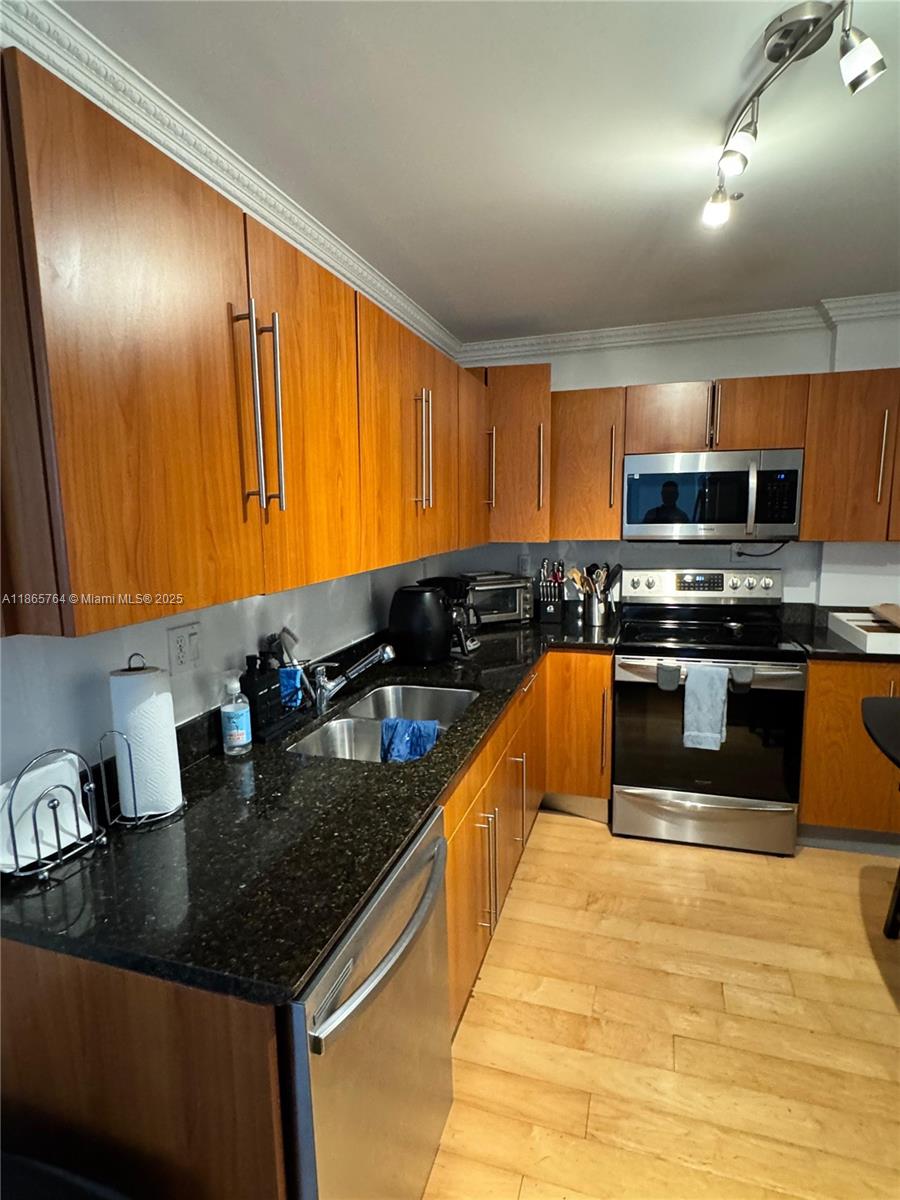 RESIDENCES ON HOLLYWOOD B - Residential Lease