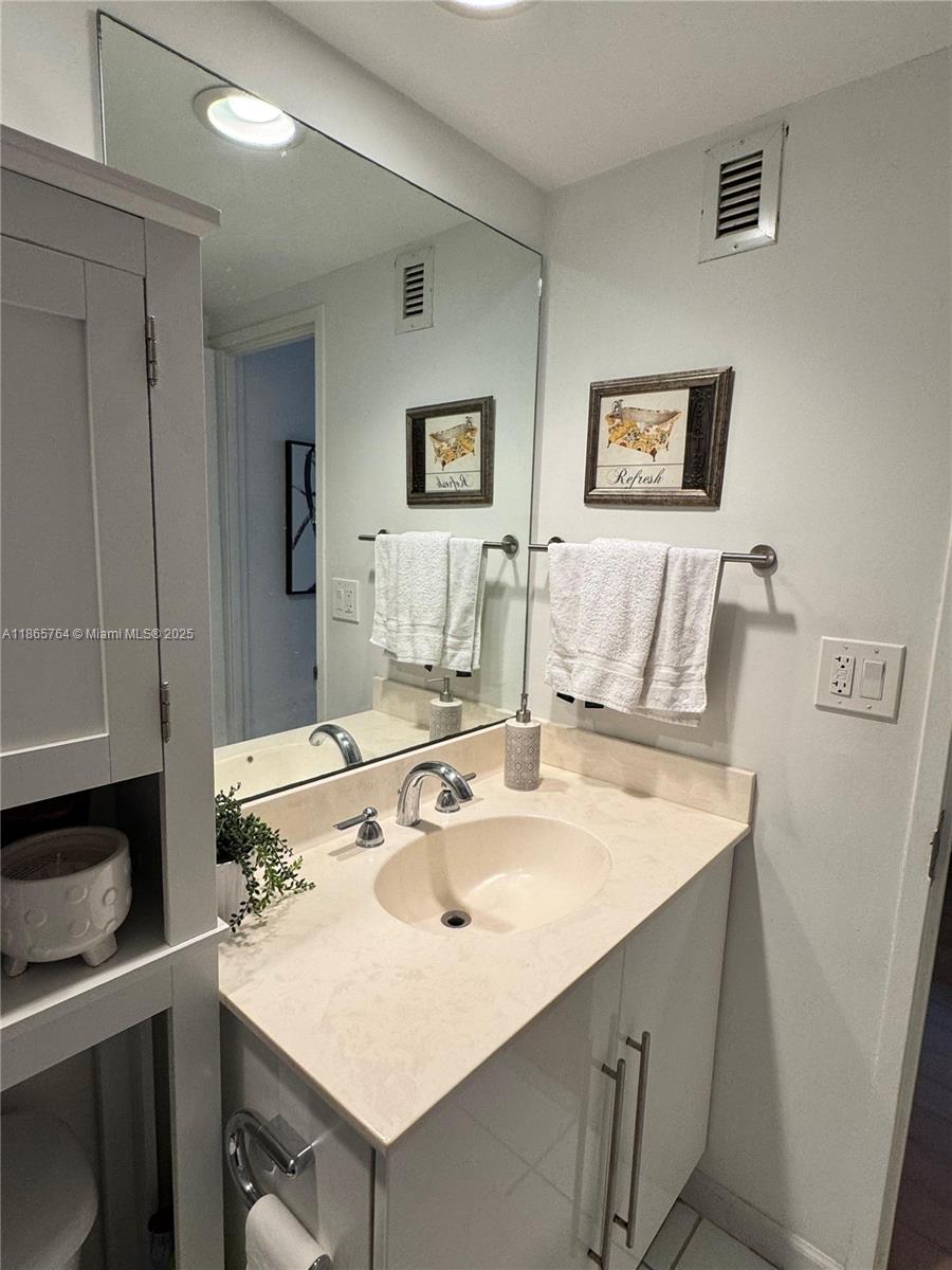 RESIDENCES ON HOLLYWOOD B - Residential Lease