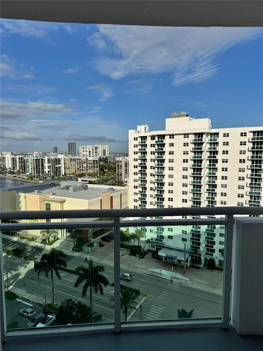 RESIDENCES ON HOLLYWOOD B - Residential Lease