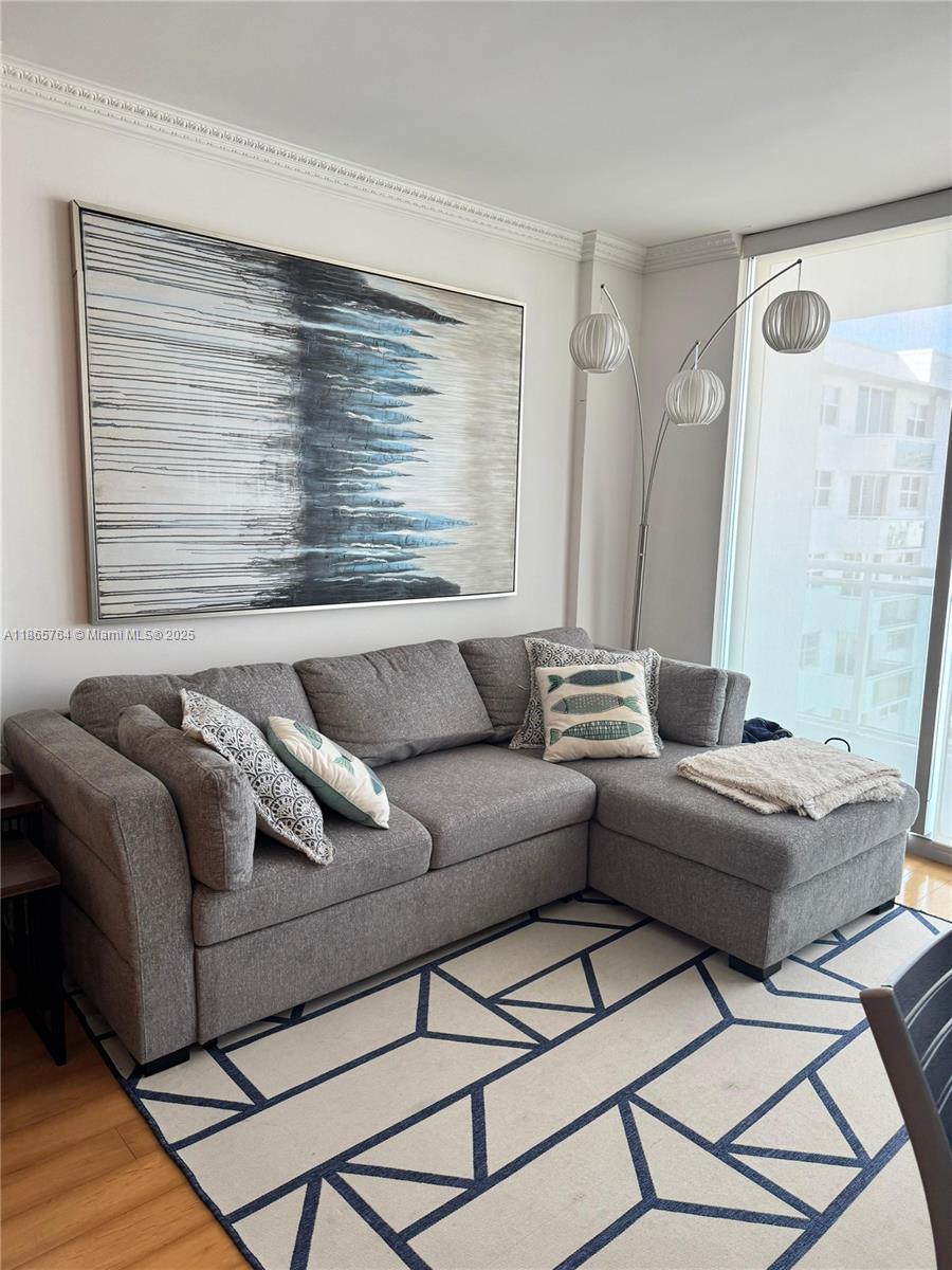 RESIDENCES ON HOLLYWOOD B - Residential Lease