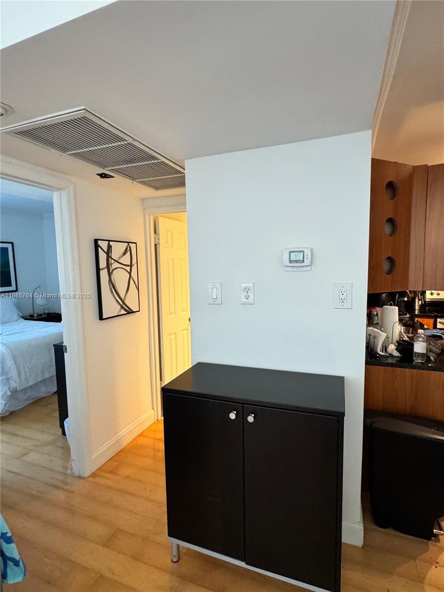 RESIDENCES ON HOLLYWOOD B - Residential Lease