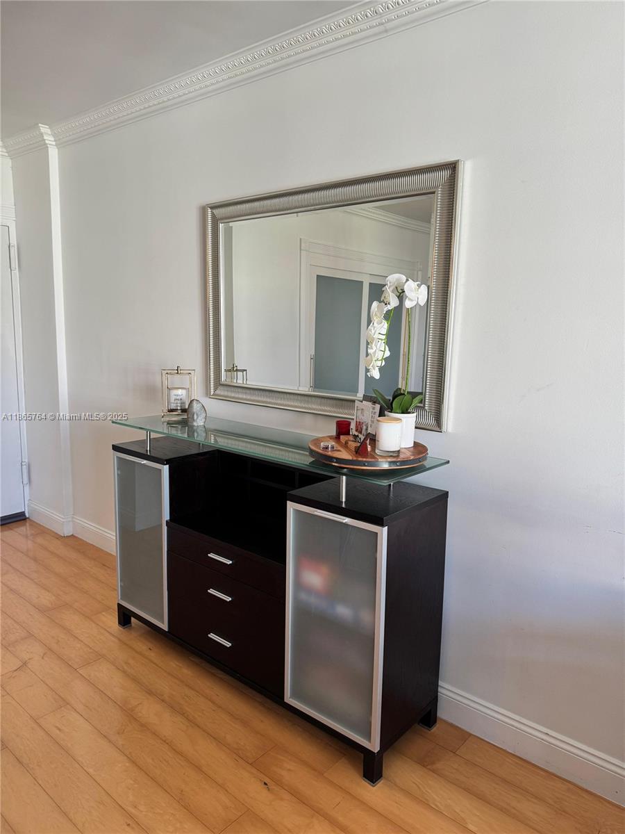 RESIDENCES ON HOLLYWOOD B - Residential Lease