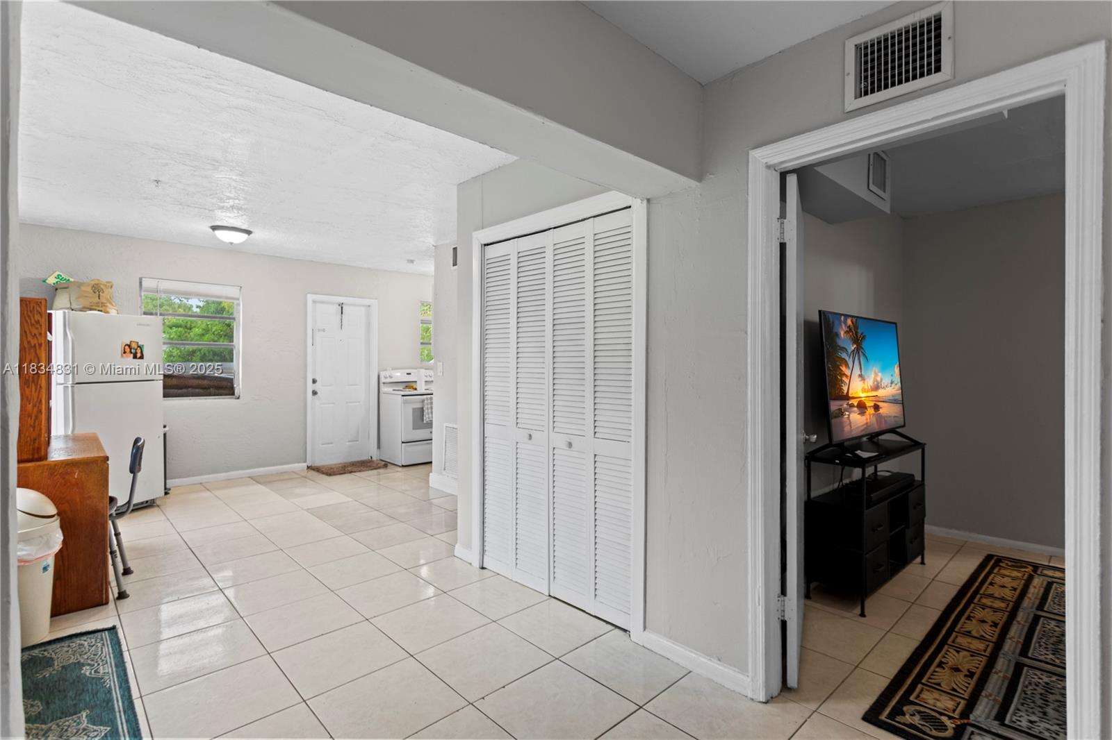 HOLLYWOOD COUNTRY ESTATES - Residential